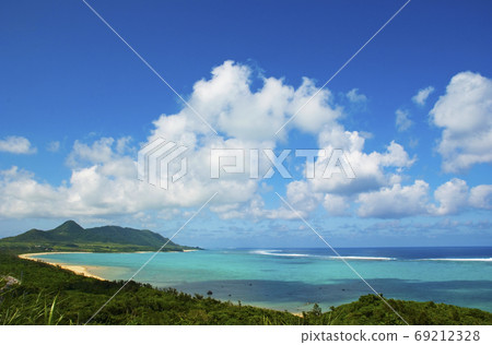 Blue sky and white clouds Blue sky and white clouds 69212328