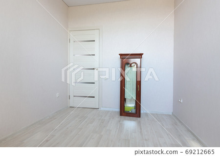 The interior of an empty room prepared for moving to another apartment 69212665