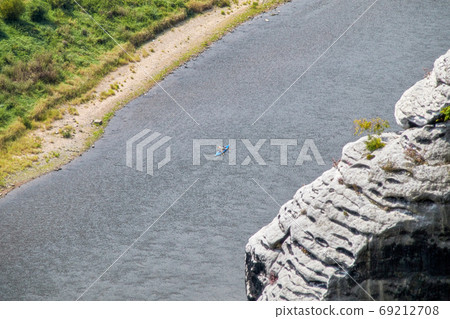 A lonely canoe team on the river Elbe 69212708