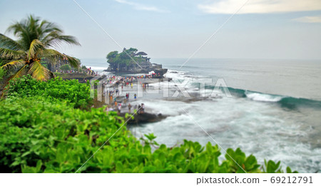 The temple "Tanah Lot" on the island of Bali, Indonesia 69212791