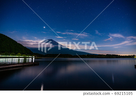 [Shizuoka Prefecture] Under the stars, Lake Tanuki and Mt. Fuji 69215105
