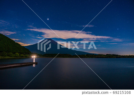[Shizuoka Prefecture] Under the stars, Lake Tanuki and Mt. Fuji 69215108