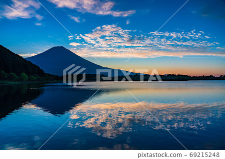 [靜岡縣]狸花湖和富士山染上晨曦 69215248