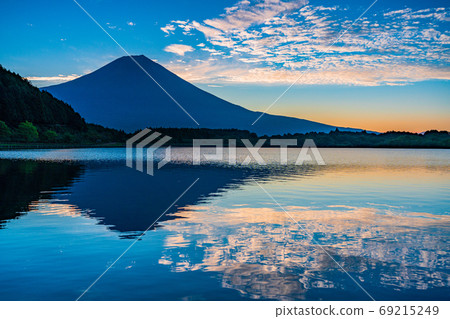 [靜岡縣]狸花湖和富士山染上晨曦 69215249
