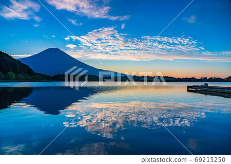[靜岡縣]狸花湖和富士山染上晨曦 69215250