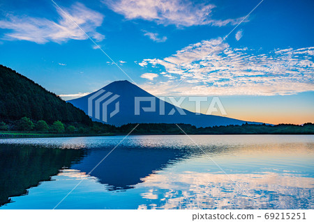 [靜岡縣]狸花湖和富士山染上晨曦 69215251