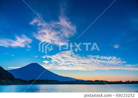 [靜岡縣]狸花湖和富士山染上晨曦 69215252