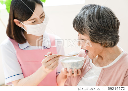 面罩幫助用餐 69216672
