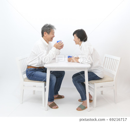 Working from home A senior couple who talks in the dining room with a couple Senior cooking Fun Hobbies Working from home A senior couple who talks in the dining room with a couple Senior cooking Fun Hobbies 69216717