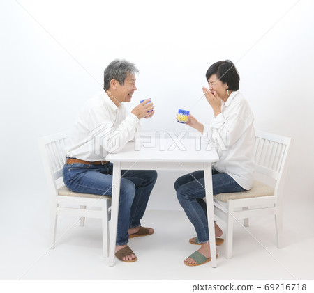 Working from home A senior couple who talks in the dining room with a couple Senior cooking Fun Hobbies Working from home A senior couple who talks in the dining room with a couple Senior cooking Fun Hobbies 69216718