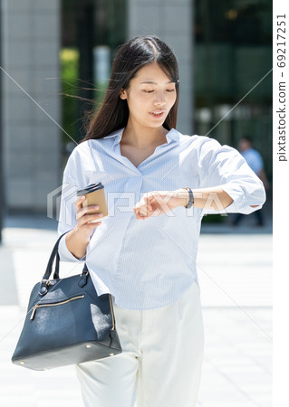 通勤的商界女強人 69217251