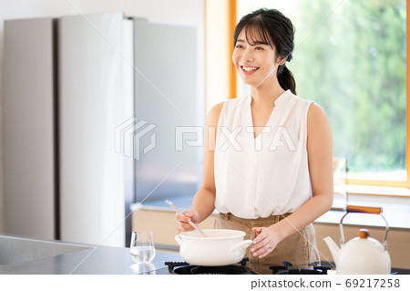 Woman cooking in the kitchen 69217258
