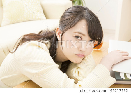 一個女人從工作累了 69217582