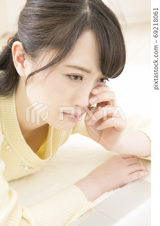 A woman watching a laptop 69218061