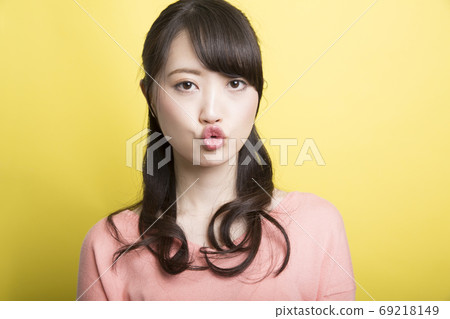 Woman pointing her mouth 69218149
