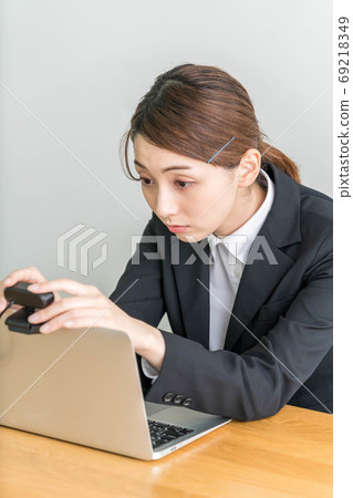 年輕女子為在線面試做準備 年輕女子為在線面試做準備 69218349