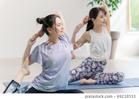 Woman doing yoga Yoga instructor Woman doing yoga Yoga instructor 69218533