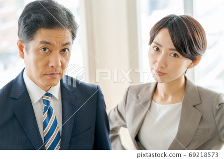 business woman, businesswoman, businessperson 69218573