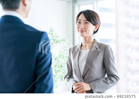 business woman, businesswoman, person 69218575