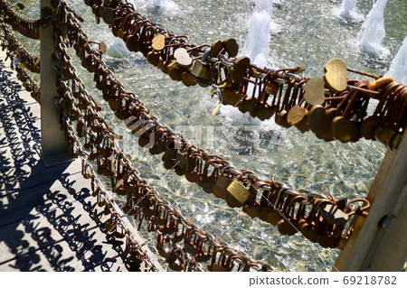 [Australia/WA] Lovelock in front of the Bell Tower 69218782