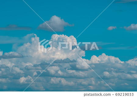 夏天的天空積雨雲和積雲的a-4輕音，在夏末的藍天中彈起 69219033
