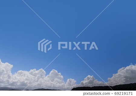 積雨雲和夏天圖像的藍天背景 積雨雲和夏天圖像的藍天背景 69219171