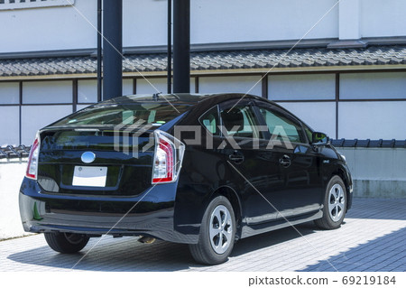 黑色環保車和白牆 69219184