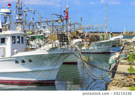 A fishing boat anchored at the port at Akasaki Port, Kotoura Town A fishing boat anchored at the port at Akasaki Port, Kotoura Town 69219186