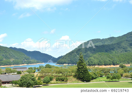 神奈川縣田澤區宮瀨湖畔花園的夏日風景 69219743