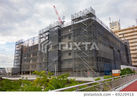 公寓建築工地上的履帶吊 69220418