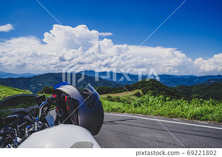 夏季騎自行車遊覽山脈的積雨雲 69221802