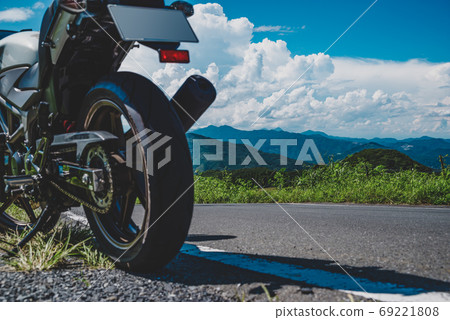 騎自行車旅行的夏季Toge公路，積雨雲直達山脈d-4啞光青色 69221808