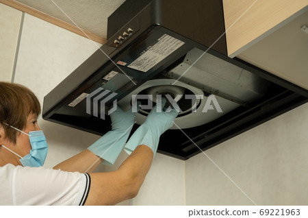 Range hood fan cleaning 69221963