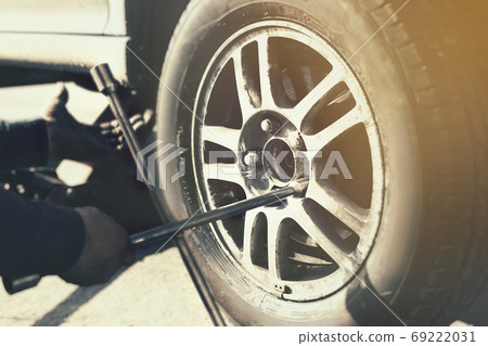 Wheel nuts tighttening process by a wheel wrench Wheel nuts tighttening process by a wheel wrench 69222031