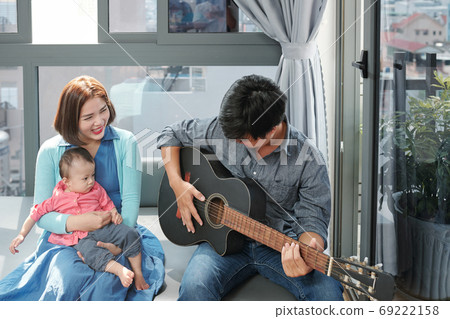 Man singing for family 69222158