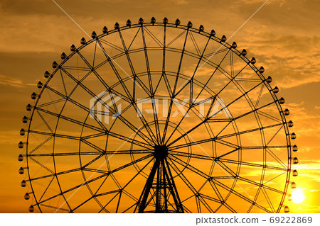 葛西臨海公園夕陽下的摩天輪 葛西臨海公園夕陽下的摩天輪 69222869