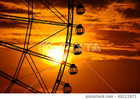 葛西臨海公園夕陽下的摩天輪 葛西臨海公園夕陽下的摩天輪 69222871