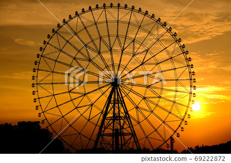 葛西臨海公園夕陽下的摩天輪 葛西臨海公園夕陽下的摩天輪 69222872
