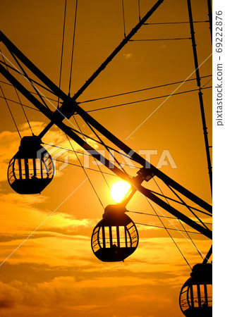 葛西臨海公園夕陽下的摩天輪 葛西臨海公園夕陽下的摩天輪 69222876