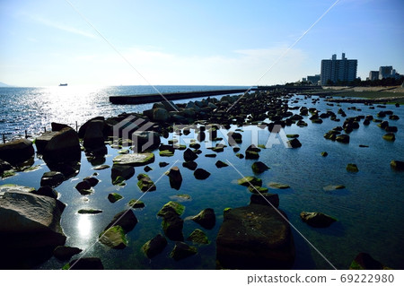 沿海的岩石區 沿海的岩石區 69222980