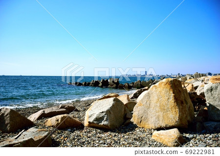 沿海的岩石區 沿海的岩石區 69222981