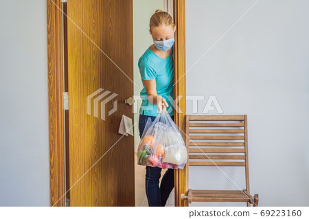 Home delivery food during virus outbreak, coronavirus panic and pandemics. Stay safe Coronavirus covid-19 quarantine sign at Front door, quarantine sign at home Home delivery food during virus outbreak, coronavirus panic and pandemics. Stay safe Coronavirus covid-19 quarantine sign at Front door, quarantine sign at home 69223160