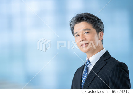 中層商人,男性僱員 中層商人,男性僱員 69224212
