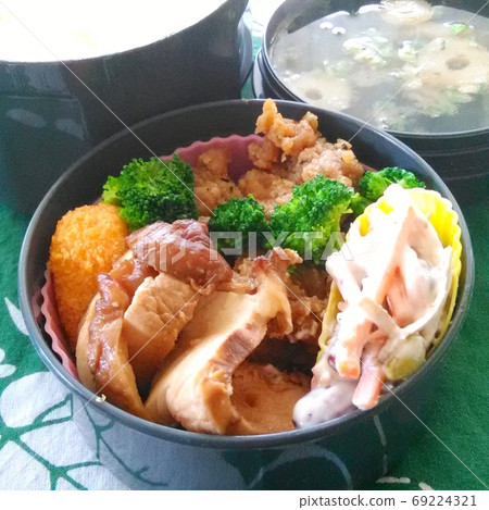 手工製作的便當配厚切豬肉豬肉配菜 69224321