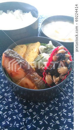 自製便當配烤三文魚,煎蛋捲,生魚片和hi煮 自製便當配烤三文魚,煎蛋捲,生魚片和hi煮 69224414