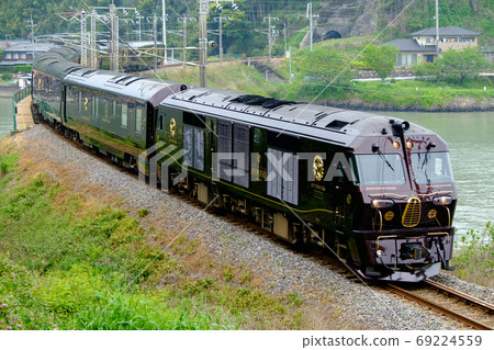 Cruise train "Nana Star" (JR Kyushu) Cruise train "Nana Star" (JR Kyushu) 69224559