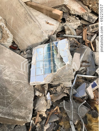 Wall of destroyed tiles 69225057