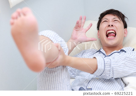 一個男人睡覺時突然僵硬 69225221