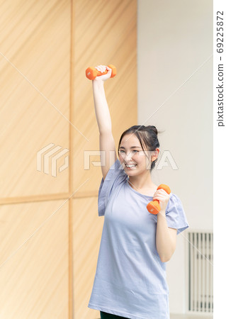 女人在做啞鈴訓練 69225872