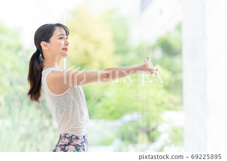 Women stretching 69225895